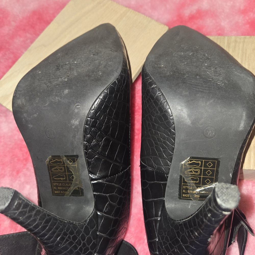 Chic Black Crocodile Pattern Heels - image 3